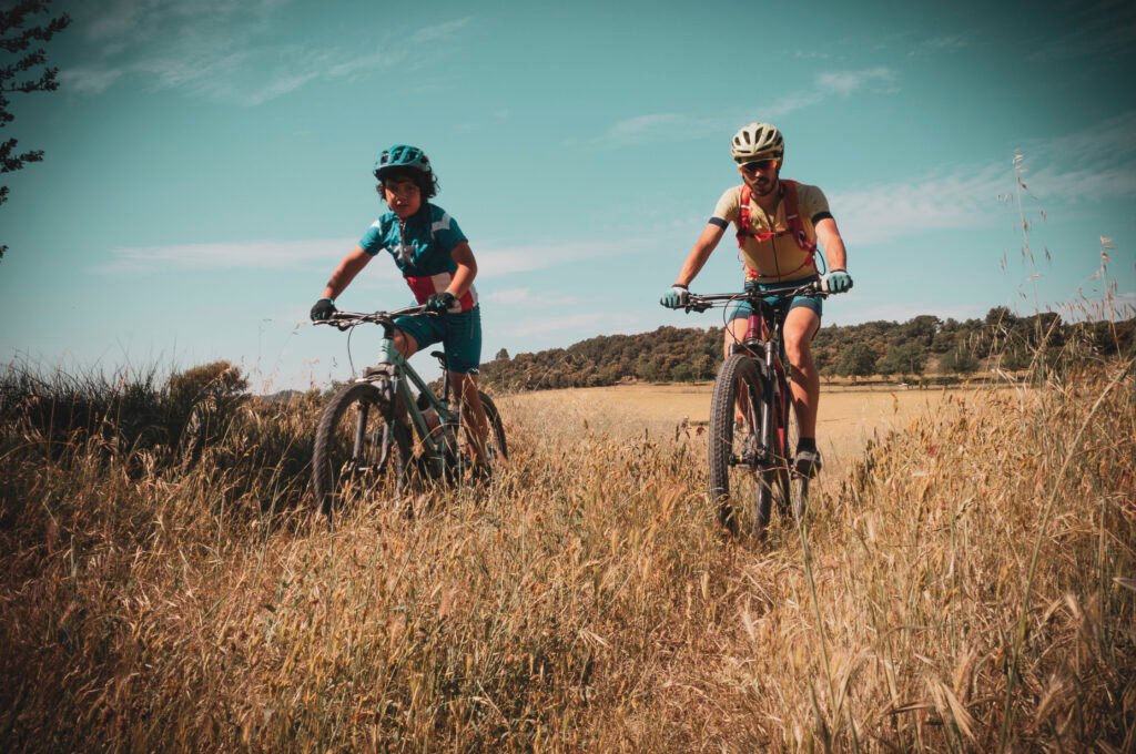 Grup de ciclistes joves en una sessió de l'escola BTT