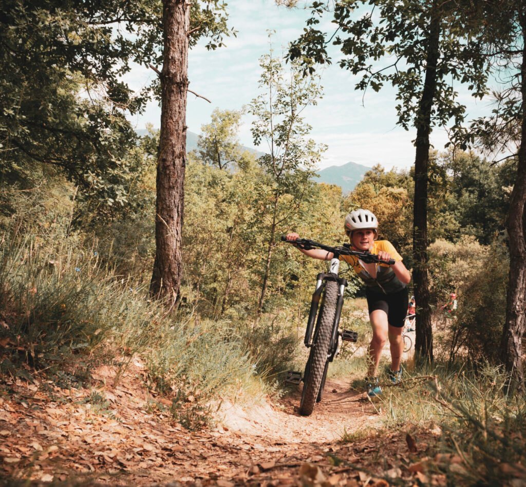 Joves ciclistes en formació durant una activitat de BTT