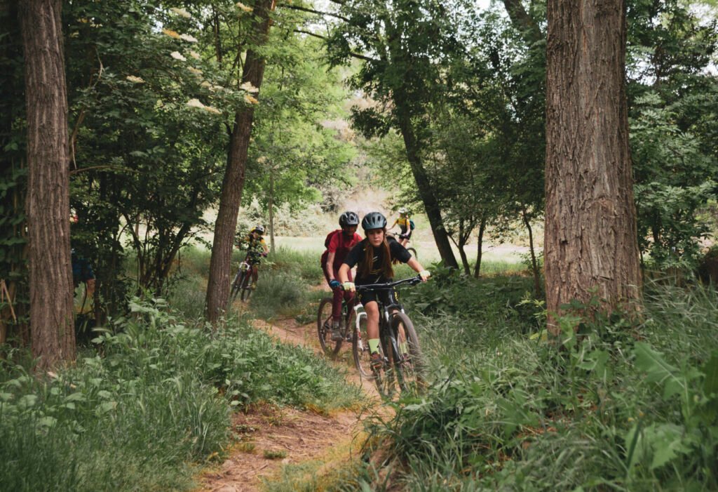 Grup d'infants amb bicicleta en una sortida de l'escola BTT