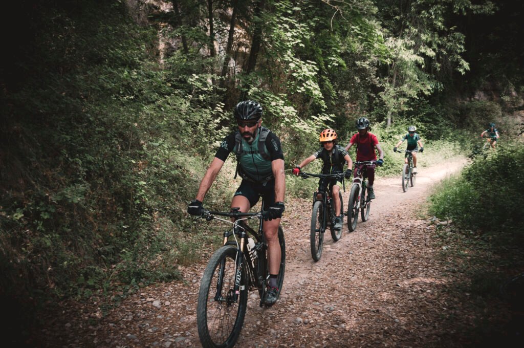 Participants de l'escola BTT en un corriol de muntanya