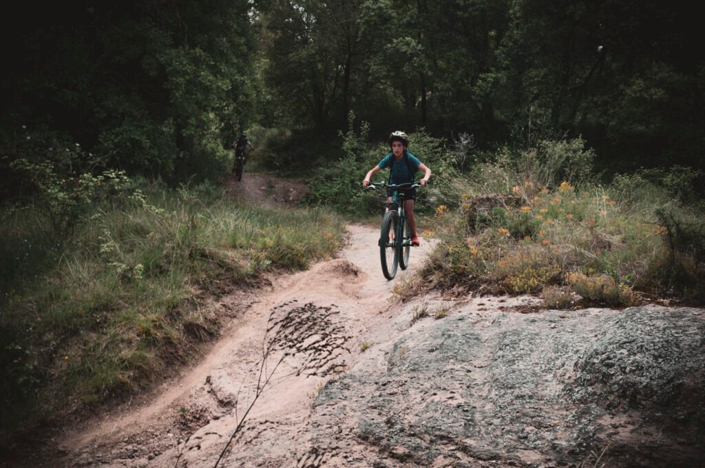 Ciclistes joves en una activitat grupal de l'escola BTT al Berguedà