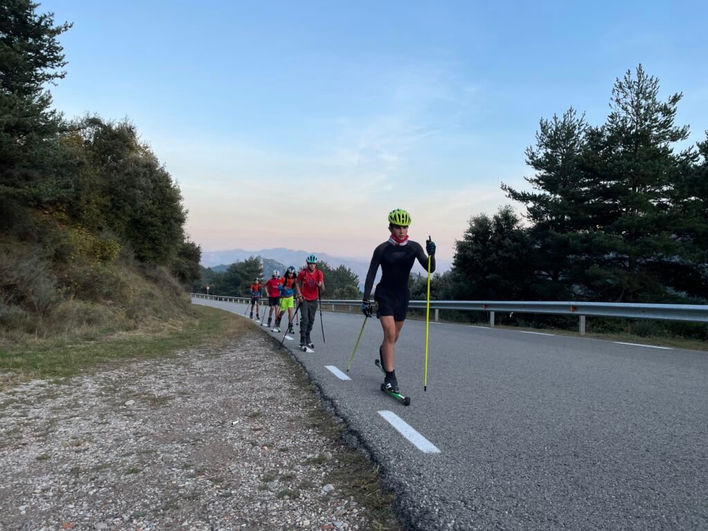 Grup de joves entrenant esquí de muntanya en entorn nevado