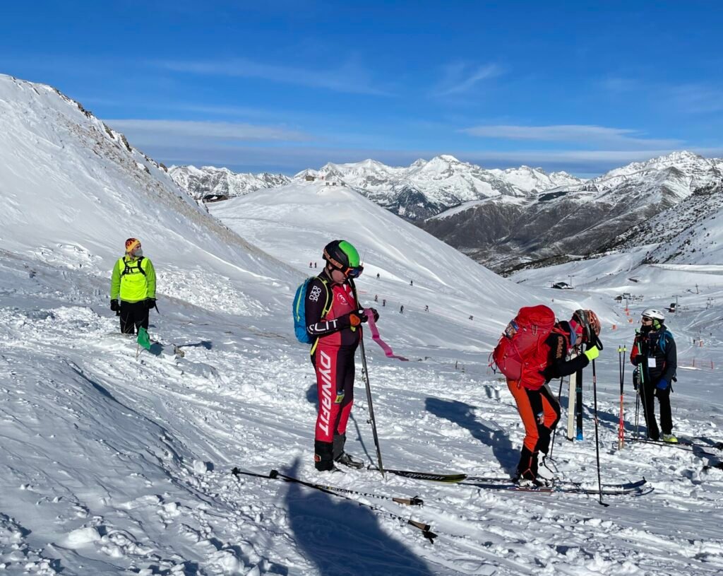 Joves de l'escola skimo preparats per a una sortida a la neu