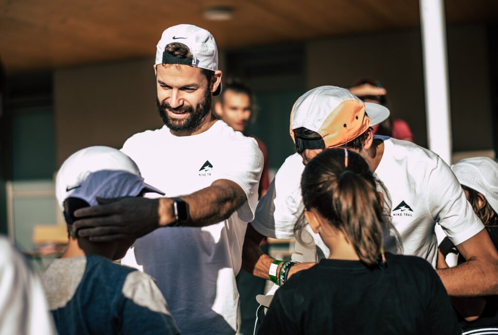 Corredors joves en una activitat grupal de l'escola de trail