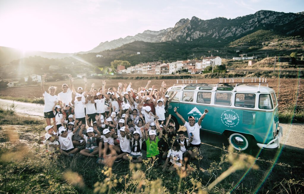 Grup d'infants i joves en una sortida de trail per camins del Berguedà