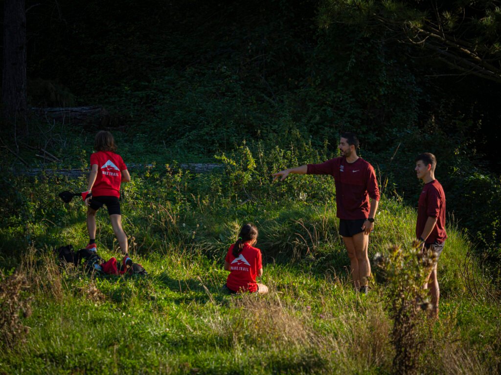 Monitors i infants en una sessió de trail a l'aire lliure