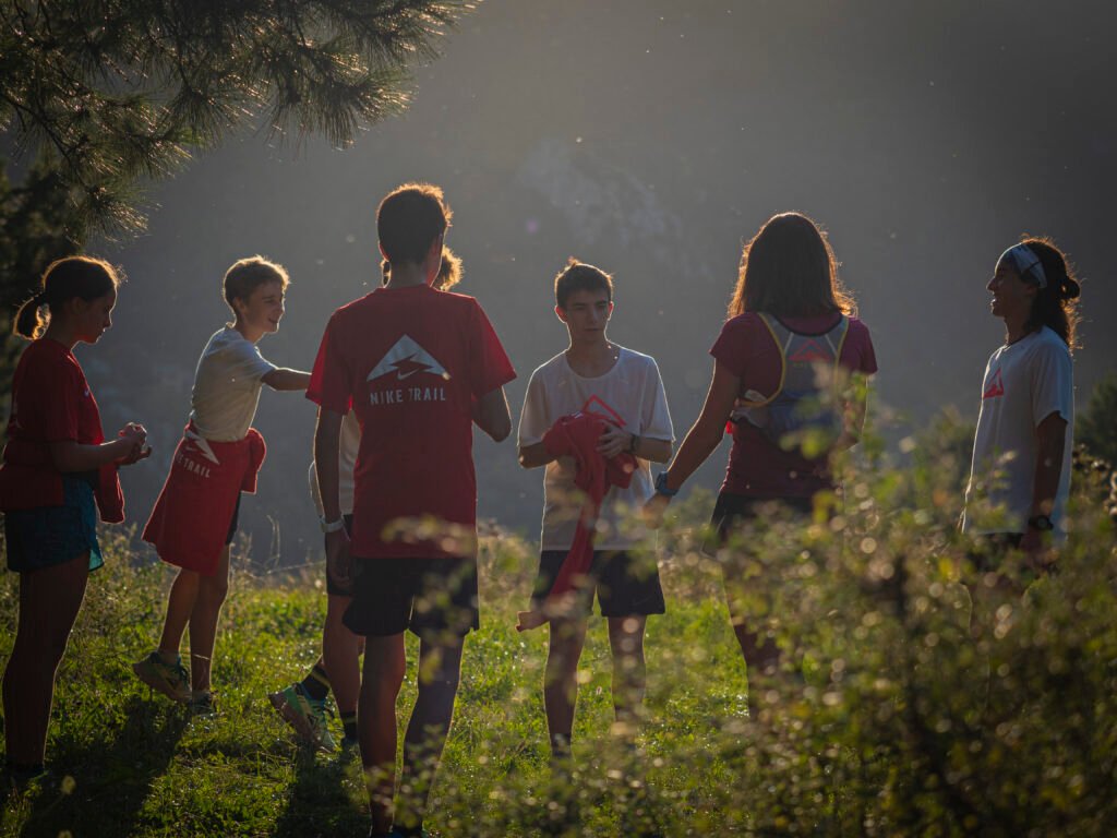 Joves en formació de trail per la muntanya del Berguedà