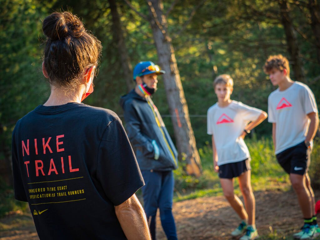 Infants corrent per un sender durant una activitat de l'escola de trail