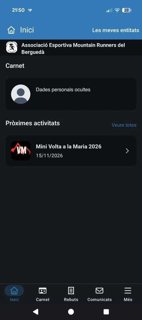 Pantalla d'inici de l'aplicació mòbil per als socis amb el carnet, les pròximes activitats i els accessos a Carnet, Rebuts i Comunicats. Les dades personals del carnet estan ocultes.